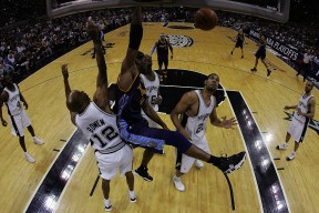 爱游戏-包含湖人不断突破！，浓眉哥连续十场比赛得分超过反败为胜再创辉煌时刻的词条