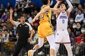 爱游戏体育-包含羽毛球大奖赛焦点战：剑门雄狮队大胜徽州雷豹队，外线火力全开。关键战拿下信心的词条