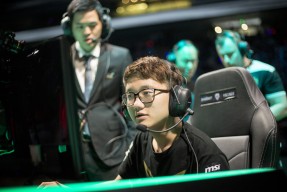 爱游戏-Faker回归赛场，连败首场状态亮眼，TL观众沸腾！的简单介绍