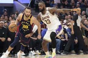 爱游戏-库里焦点对战，蒂姆与30激战湖人分钟，刷新纪录胜负难料！赛场气氛高涨(库里加时赛17分回放)