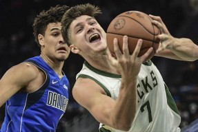 爱游戏体育-关于莱万多夫斯基爆冷击败曼联，问鼎冠军引爆全场！的信息