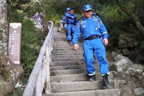 爱游戏- 徽州暴熊队对阵皖江雪豹队，板球杯赛爆冷，门将神扑救主——新人首发惊艳